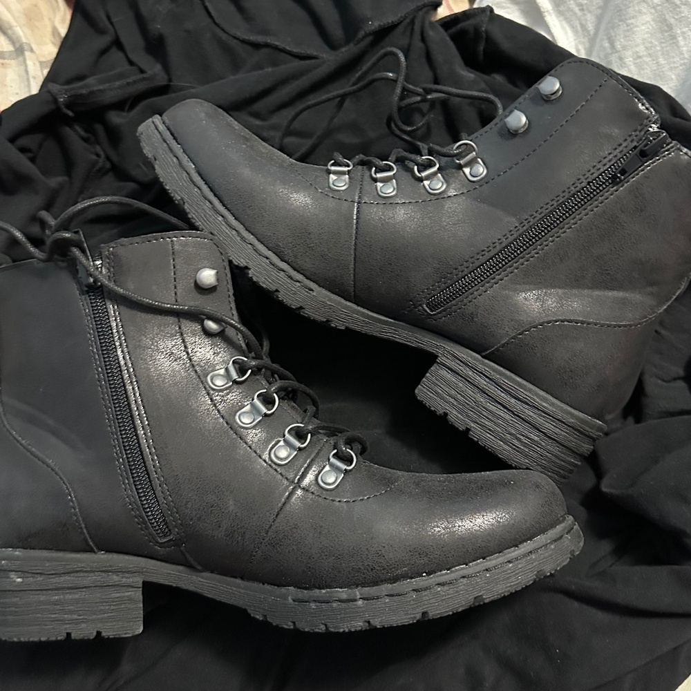 b.ø.c Black Combat Ankle Boots with Side Zipper – Women’s Size 9M